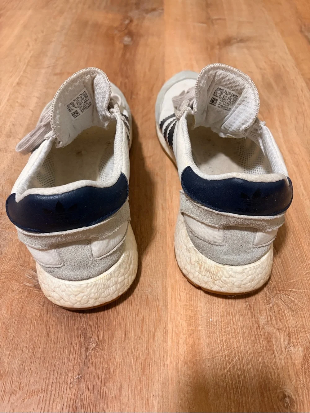 adidas Men’s Iniki runner White & Navy Sneakers size 9.5